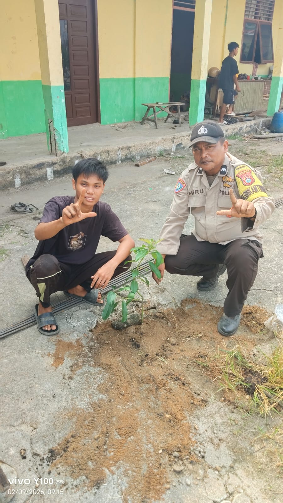 Bhabinkamtibmas Polsek Enok Tanam Pohon Alpukat bersama Warga Desa Bagan Jaya