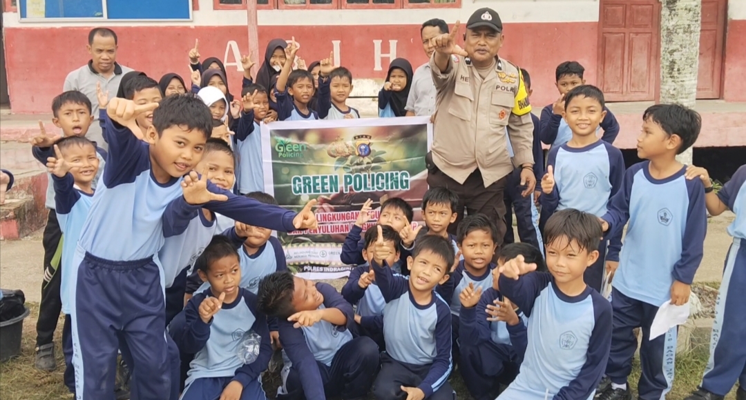 Polsek Enok Tanam Pohon Bersama Guru SDN 018 Bagan Jaya, Wujudkan Program Green Policing