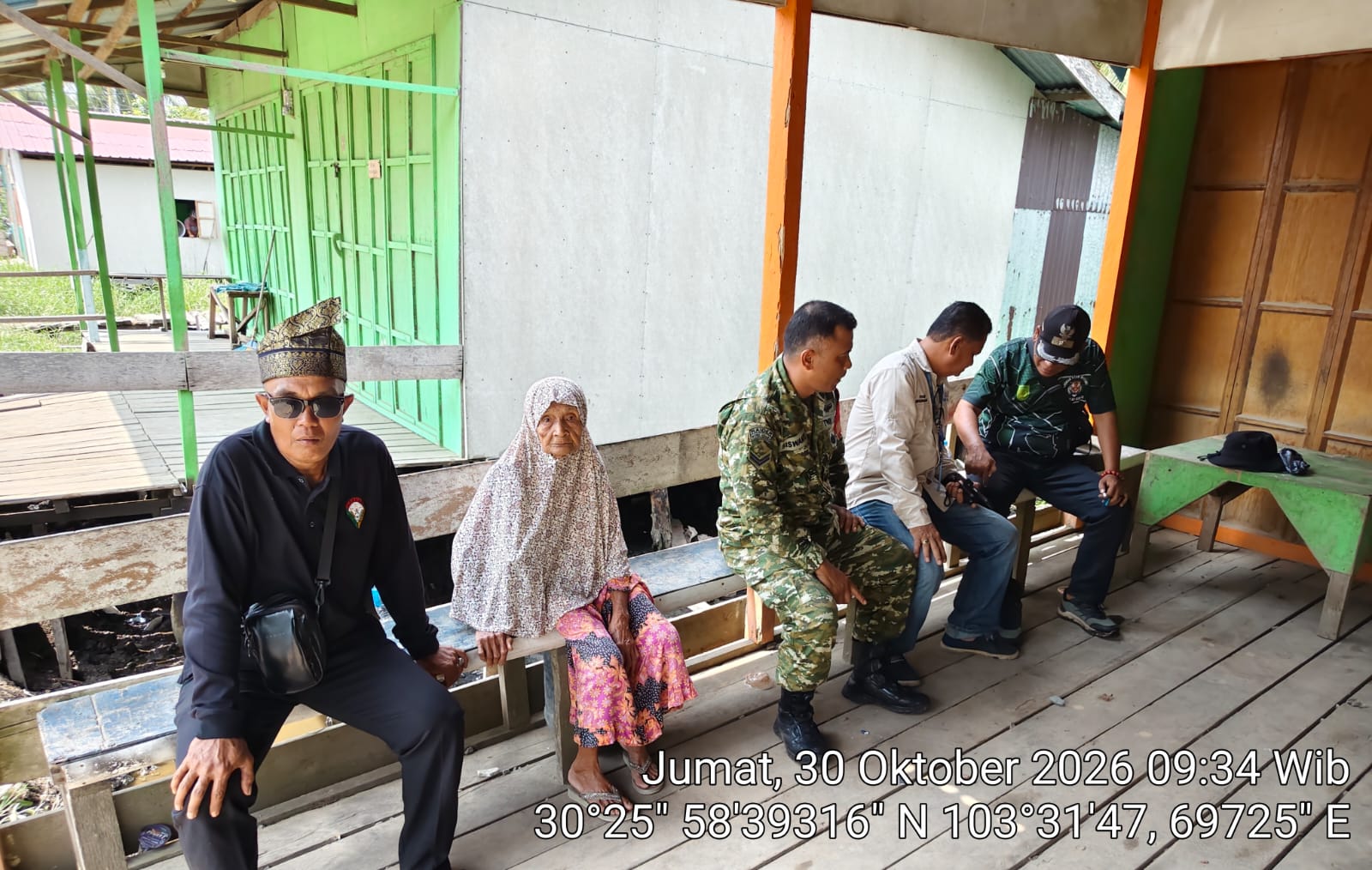 Babinsa Pulau Burung Membangun Jejaring Sosial di Jumat Berkah