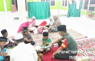 Pelda Ismail Bage, ikut serta mendampingi dan mengajari anak-anak warga membaca Al-Qur'an