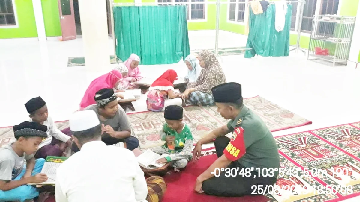 Pelda Ismail Bage, ikut serta mendampingi dan mengajari anak-anak warga membaca Al-Qur'an
