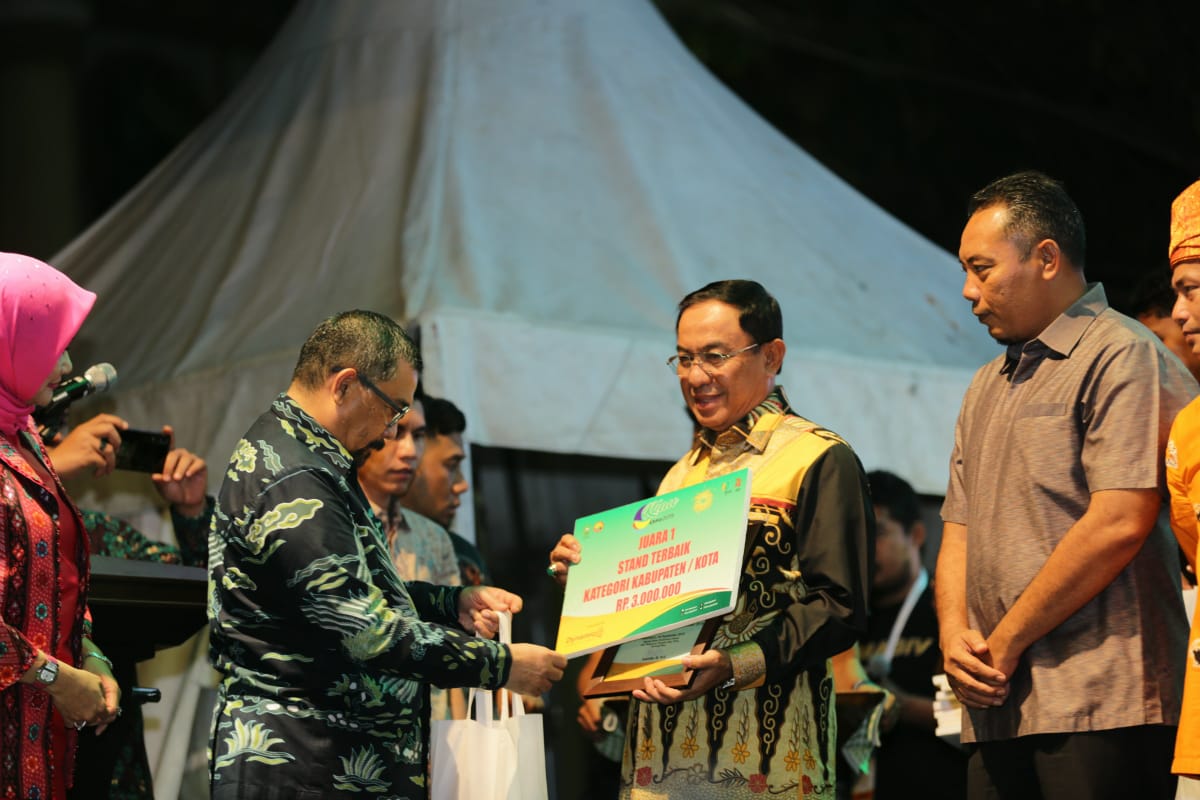 Bupati HM.Wardan terima Penghargaan Inhil sebagai Juara 1 Stand Terbaik pada Riau Expo 2019.