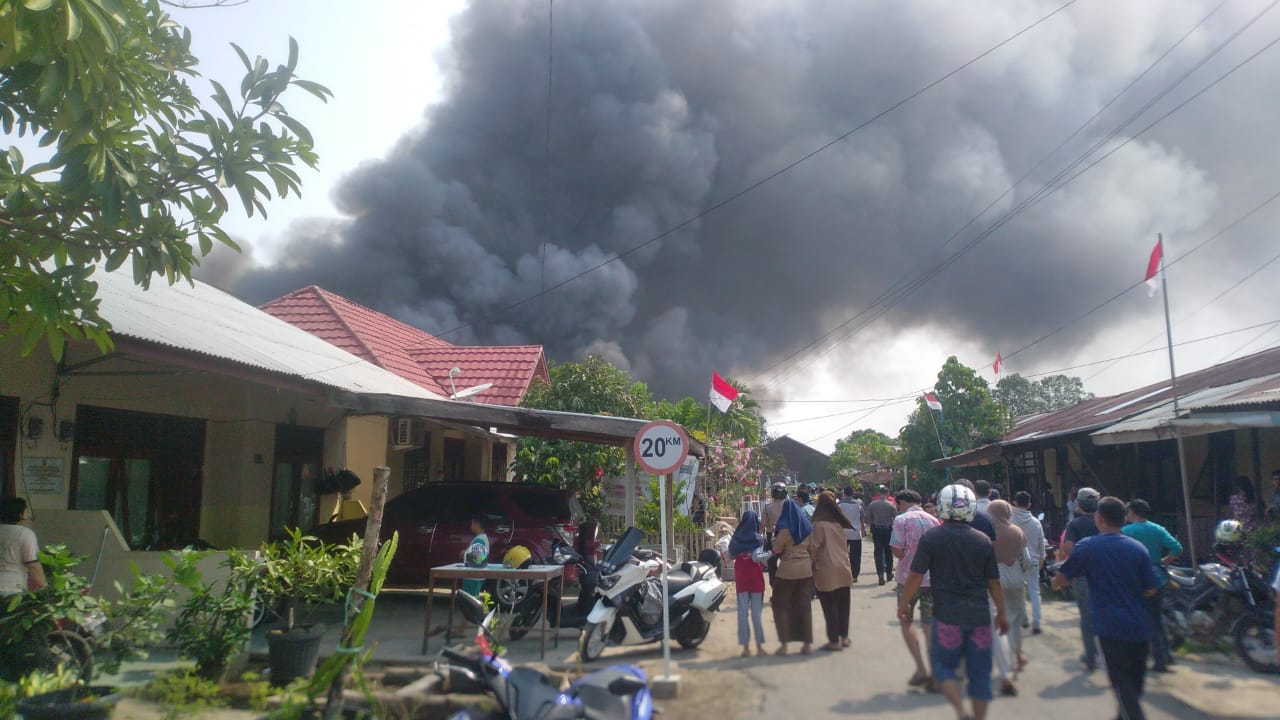 Aspol Polres Inhil Terbakar,  Warga Ikut Padamkan Api