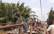Komando Distris Militer (Kodim) 0314/Kabupaten Indragri Hilir (Inhil) bahu membahu membuat jembatan