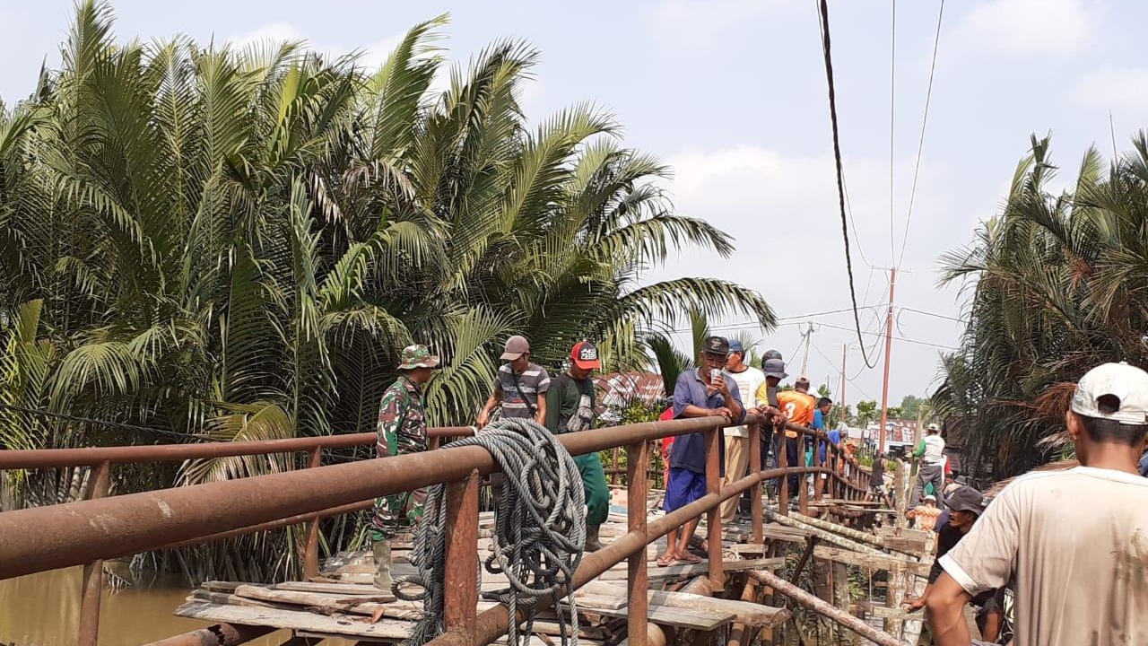 Komando Distris Militer (Kodim) 0314/Kabupaten Indragri Hilir (Inhil) bahu membahu membuat jembatan