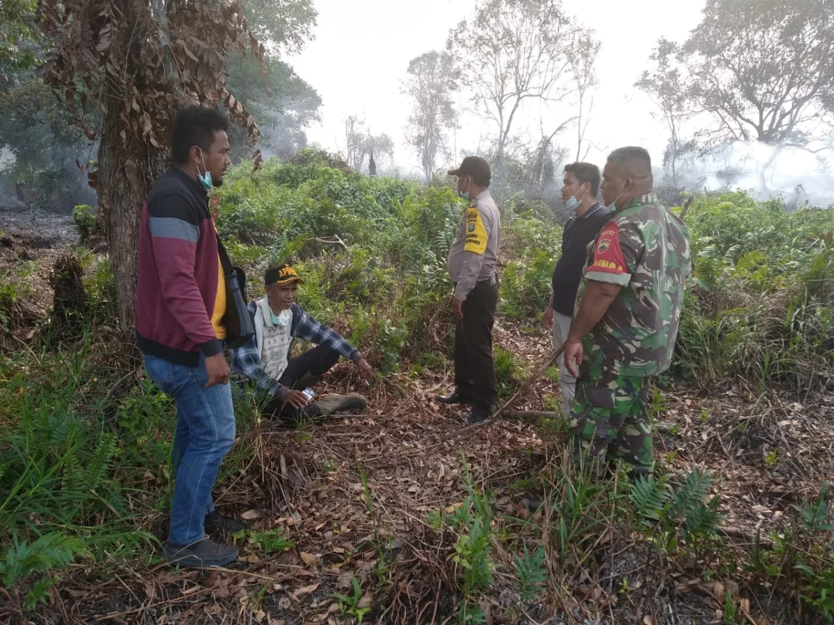 Kodim 0314/Inhil, Serda Junaidi bersama beberapa orang Personil dari Polsek dan masyarakat mengecek lokasi titik api