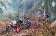 Mereka adalah prajurit Tentara Nasional Indonesia Angkatan Darat (TNI AD) yang dilibatkan untuk memadamkan api kebakaran hutan dan lahan (karhutla)