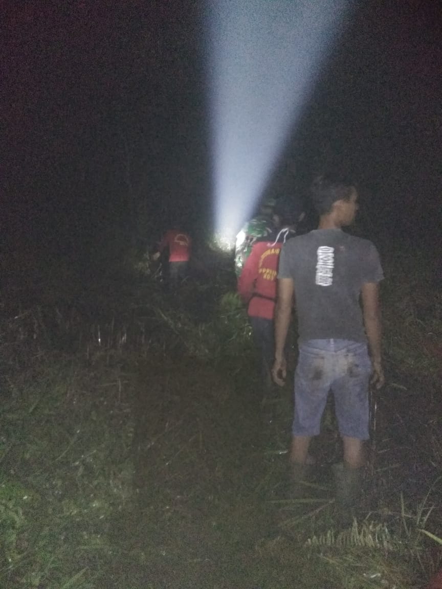 Hingga Malam Hari Satgas dan Masyarakat Masih Berjibaku Padamkan Karhutla di Teluk Pinang