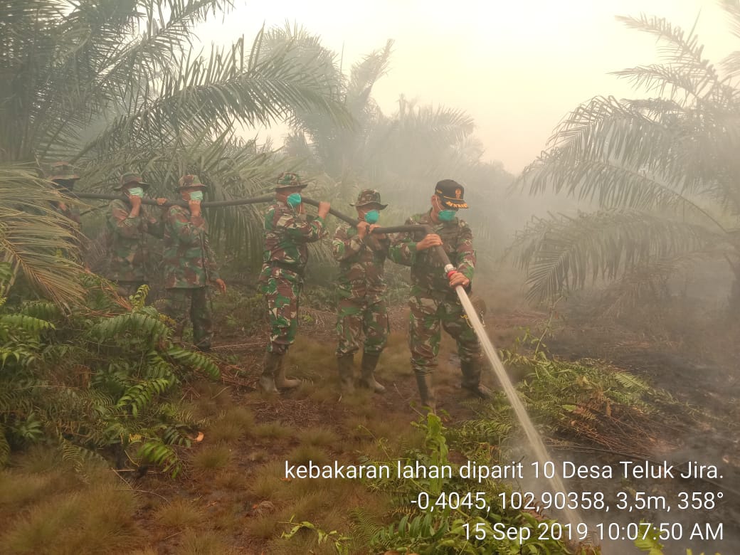 Prajurit Kodim 0314/Inhil hingga saat ini masih terus melakukan pendinginan dimana titik titik lokasi terbakar.