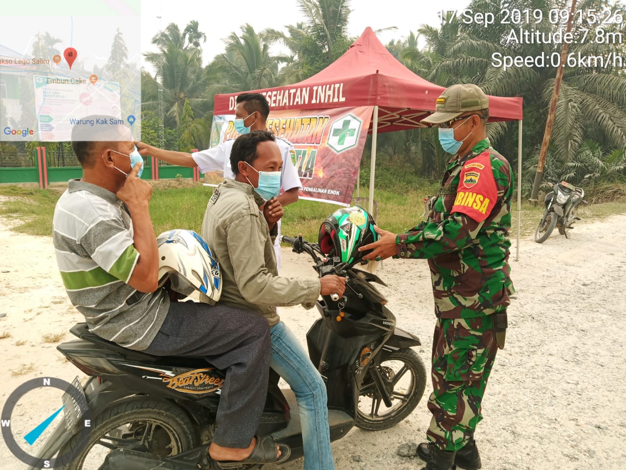 Babinsa Koramil 02/Tanah Merah, Pelda Ismail Bage turut serta dalam kegiatan bagi-bagi masker Tim Posko Kesehatan