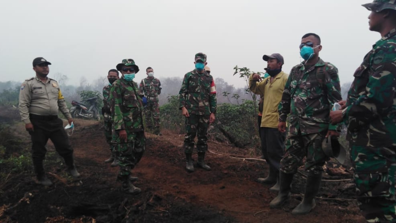 Dandim 0314/Inhil, Letkol Inf Imir Faisal meninjau langsung lokasi Kebakaran Hutan Didesa Sebatu