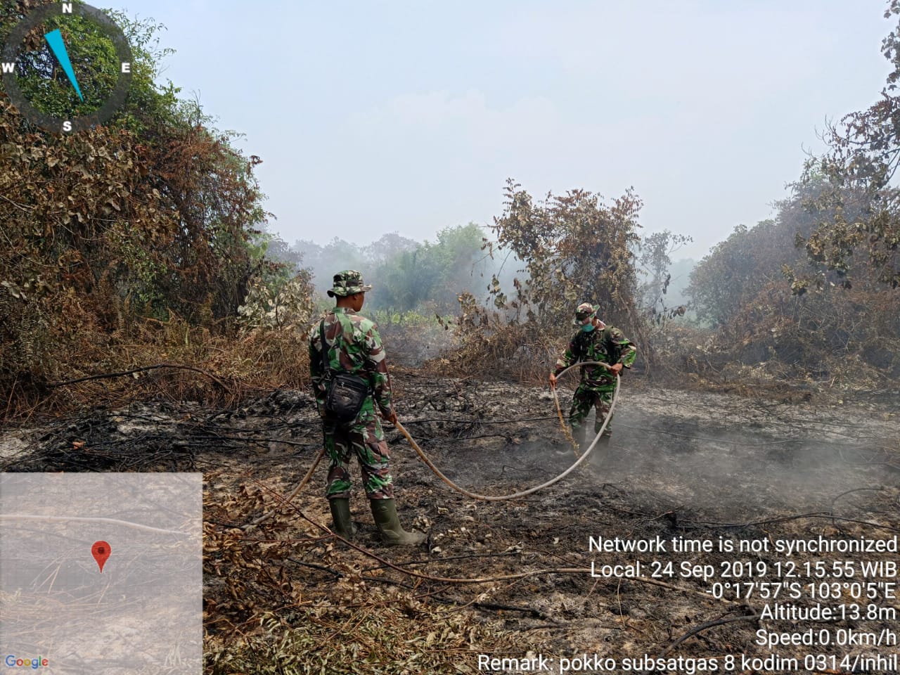 Babinsa dan Personil Koramil 12/Batang Tuaka bersama masyarakat melaksanakan pengecekan dan pendinginan lahan terbakar di Desa Kuala Seibatu, Kecamatan Batang Tuaka