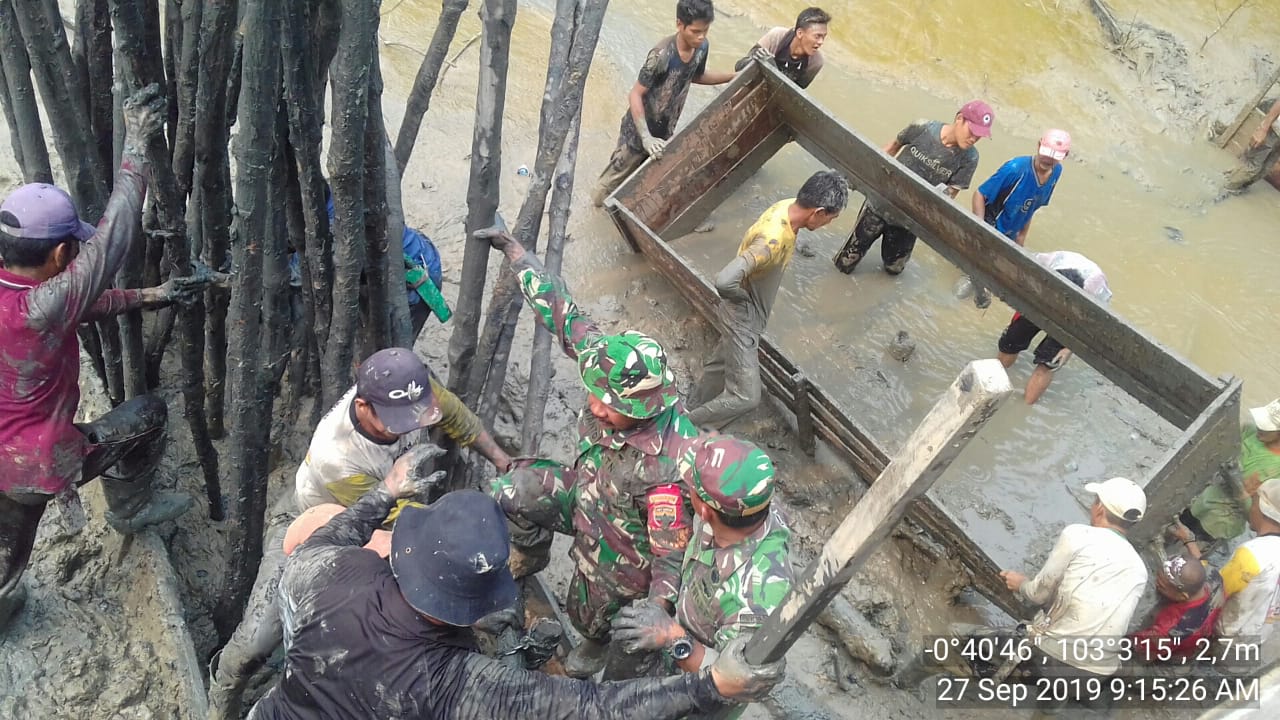 Bersama anggota TNI dari satuan Koramil 07/Reteh melaksanakan Gotong royong