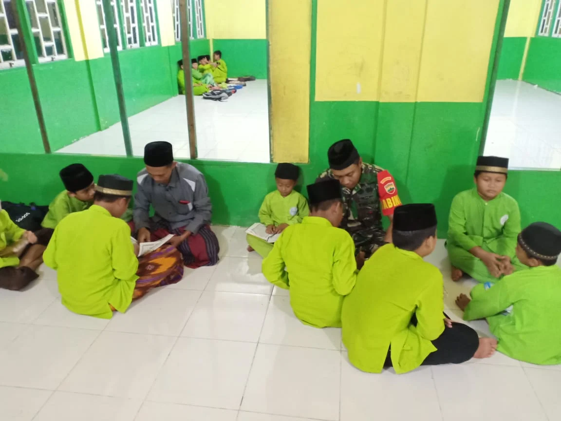 Babinsa Koramil 11 Pulau Burung Melakukan Pendampingan Magrib Mengaji