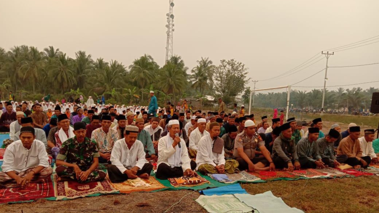 Danramil bersama sekitar 300 masyarakat Desa Teluk Nibung dan sekitarnya tampak antusias melaksanakan Shalat Istisqa