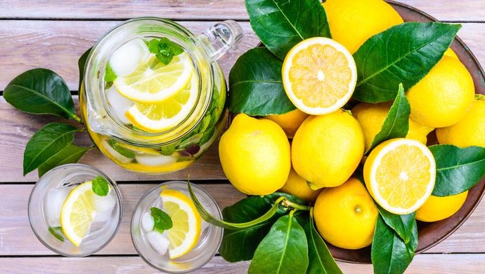 Apa Benar Minum Air dengan Lemon Bisa Menguruskan Badan?