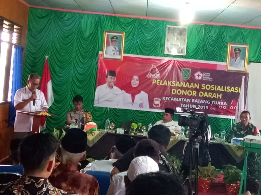 Koramil 12/Batang Tuaka mengajak masyarakat Desa Sungai Piring untuk mendonorkan darah