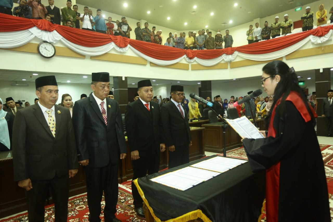 Unsur Pimpinan DPRD Kabupaten Inhil Mengambil Sumpah Jabatan