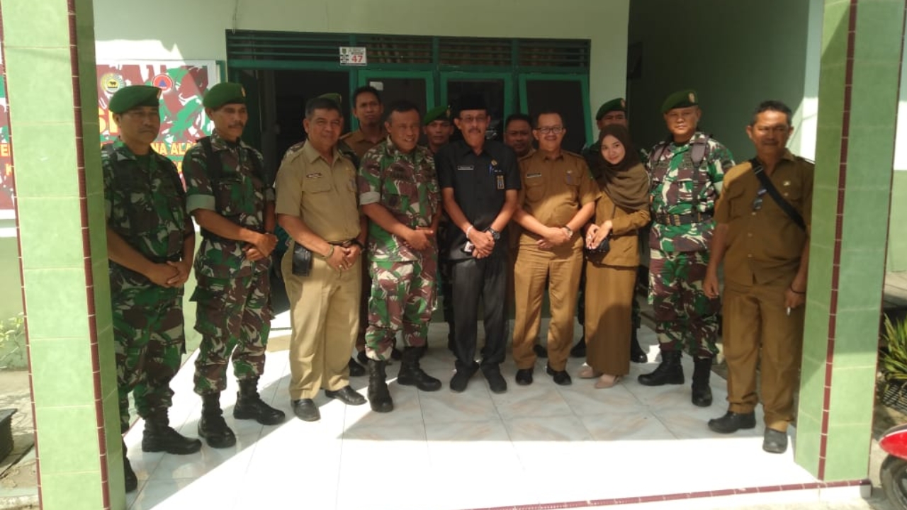 Sekretaris Kesbangpol Marlis Syarif memberi kejutan di kantor Polisi (PM) dan Koramil 01 Tembilahan