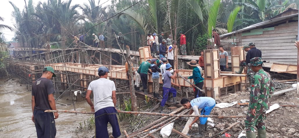 Kodim 0314/Inhil bersama warga terus berusaha meningkatka persentasi pembuatan jembatan Beton di Desa sebrang sanglar.