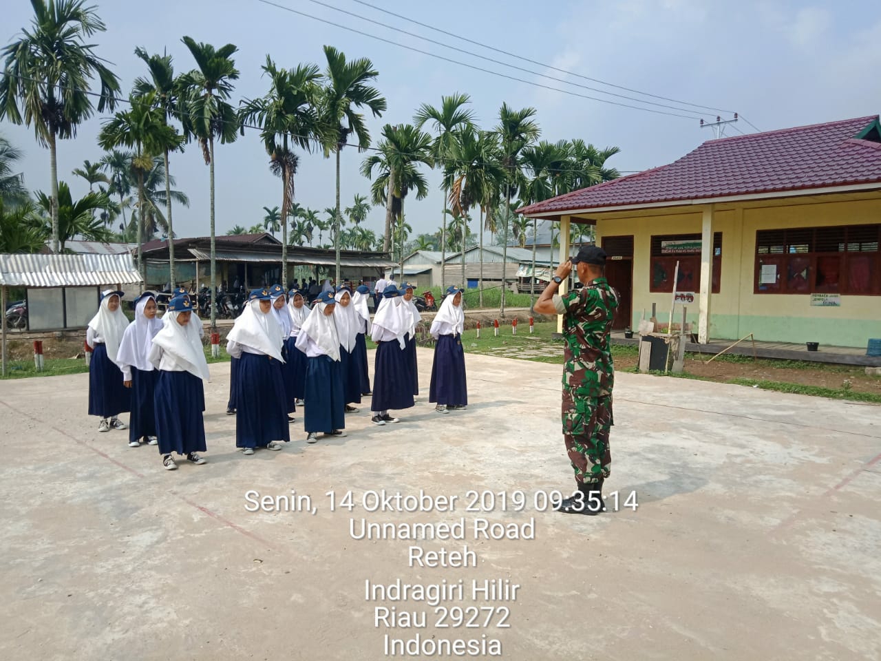 Kodim 0314/Inhil memberikan latihan Peraturan Baris Berbaris (PBB) kepada siswa-siswa SMP Satu Atap Desa Seberang Sanglar