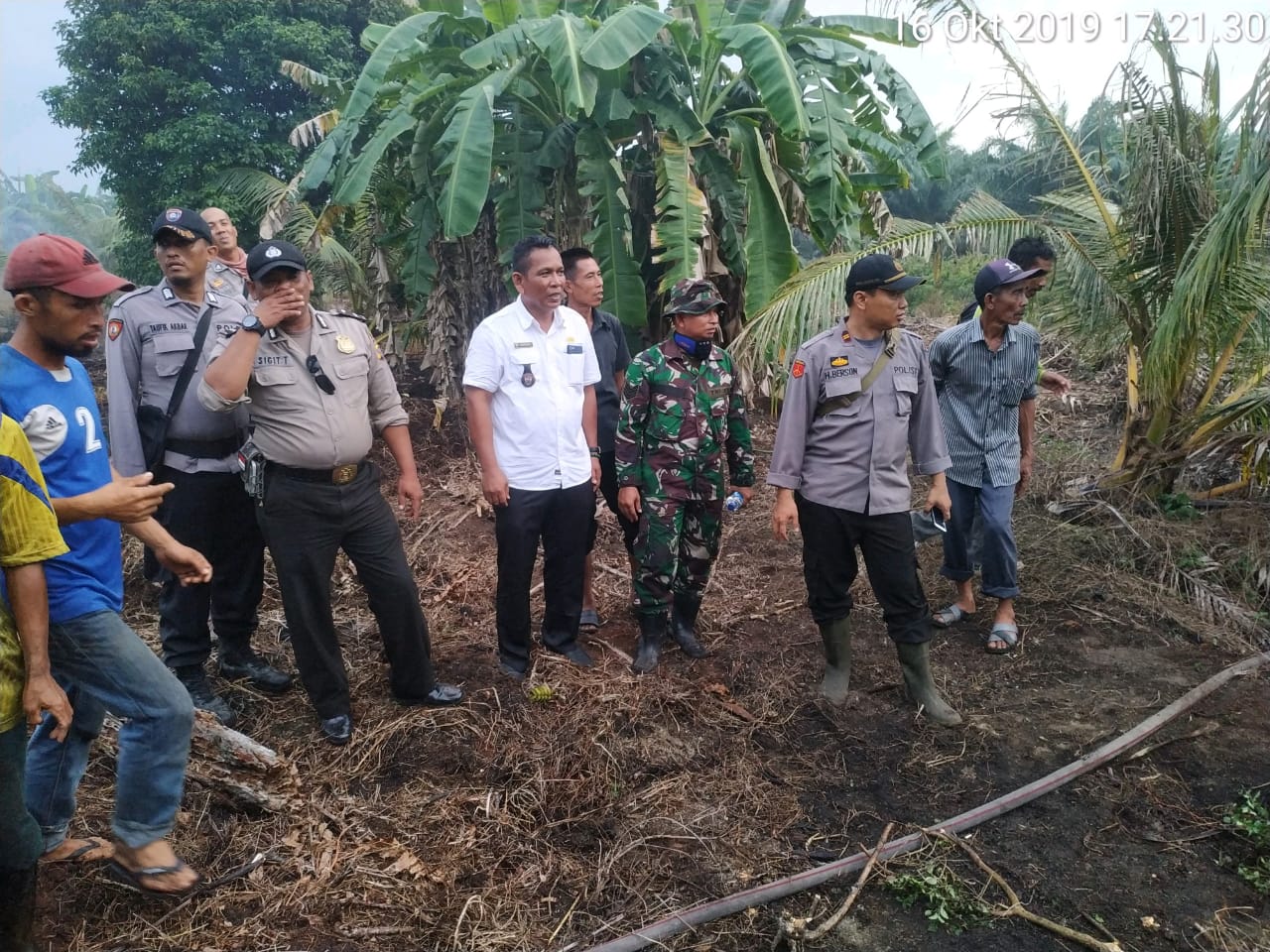 Kapolsek Manda bersama TNI, Desa dan Warga Lakukan Pemadaman dan Pendinginan Hotspot