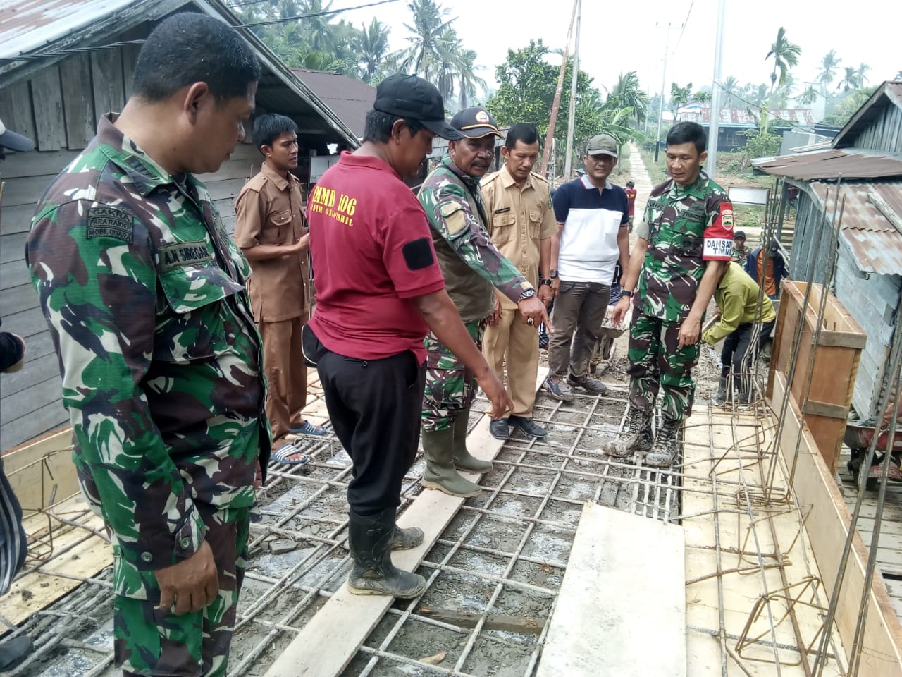 Komandan Kodim (Dandim) 0314/Inhil, Letkol Inf Imir Faishal meninjau (TMMD) Ke-106 dilokasi sasaran Desa Sanglar