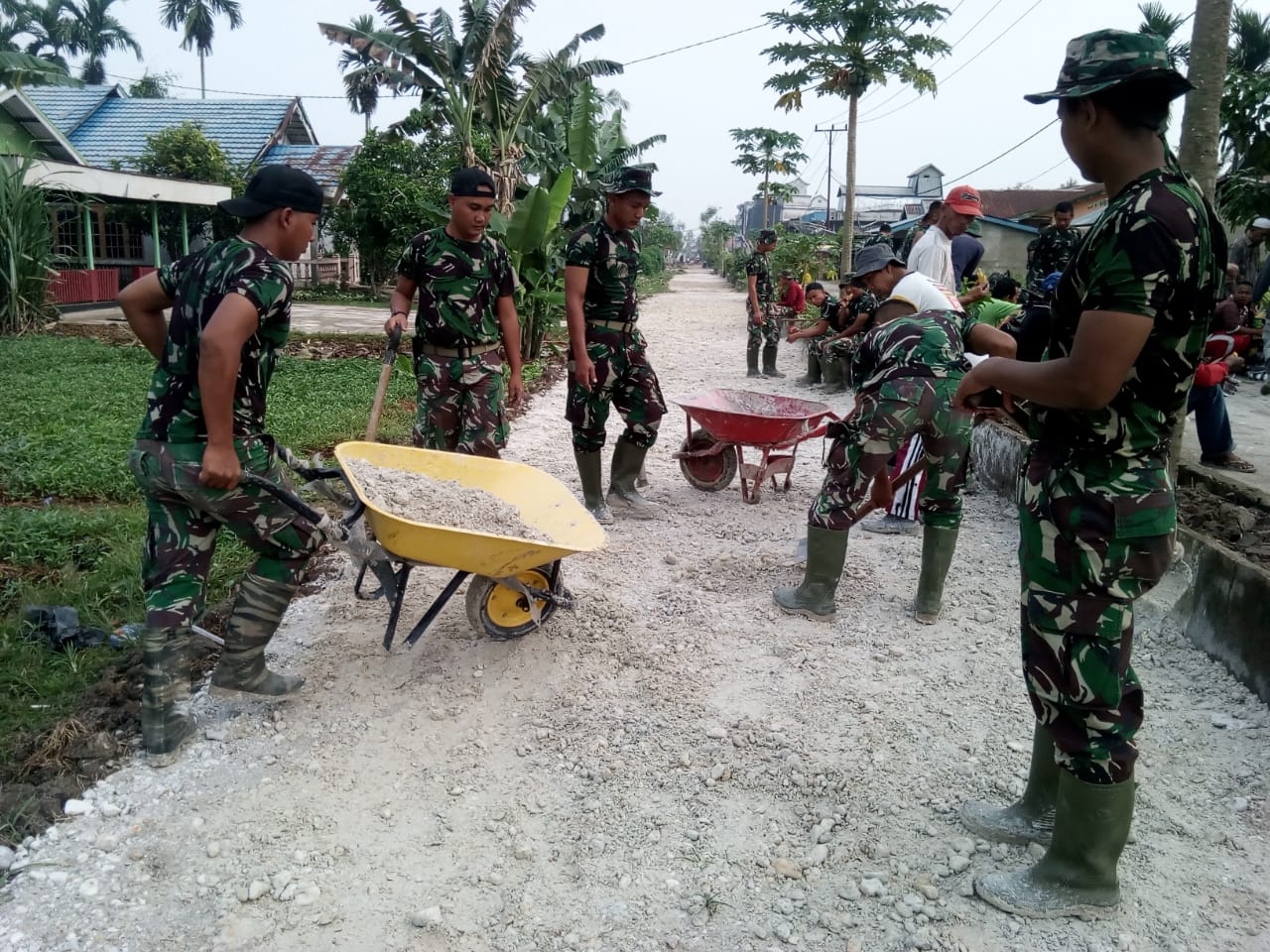 Percepatan penimbunan Sirtun bersama Satgas TMMD ke 106 di Desa Sanglar terus di kerjakan