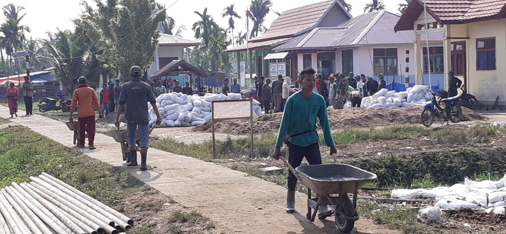 TMMD Ke-106 Kodim 0314/Inhil, Mengunjungi SMP 3 Reteh guna melaksanaka karya bhakti pembersihan di lingkungan sekolah