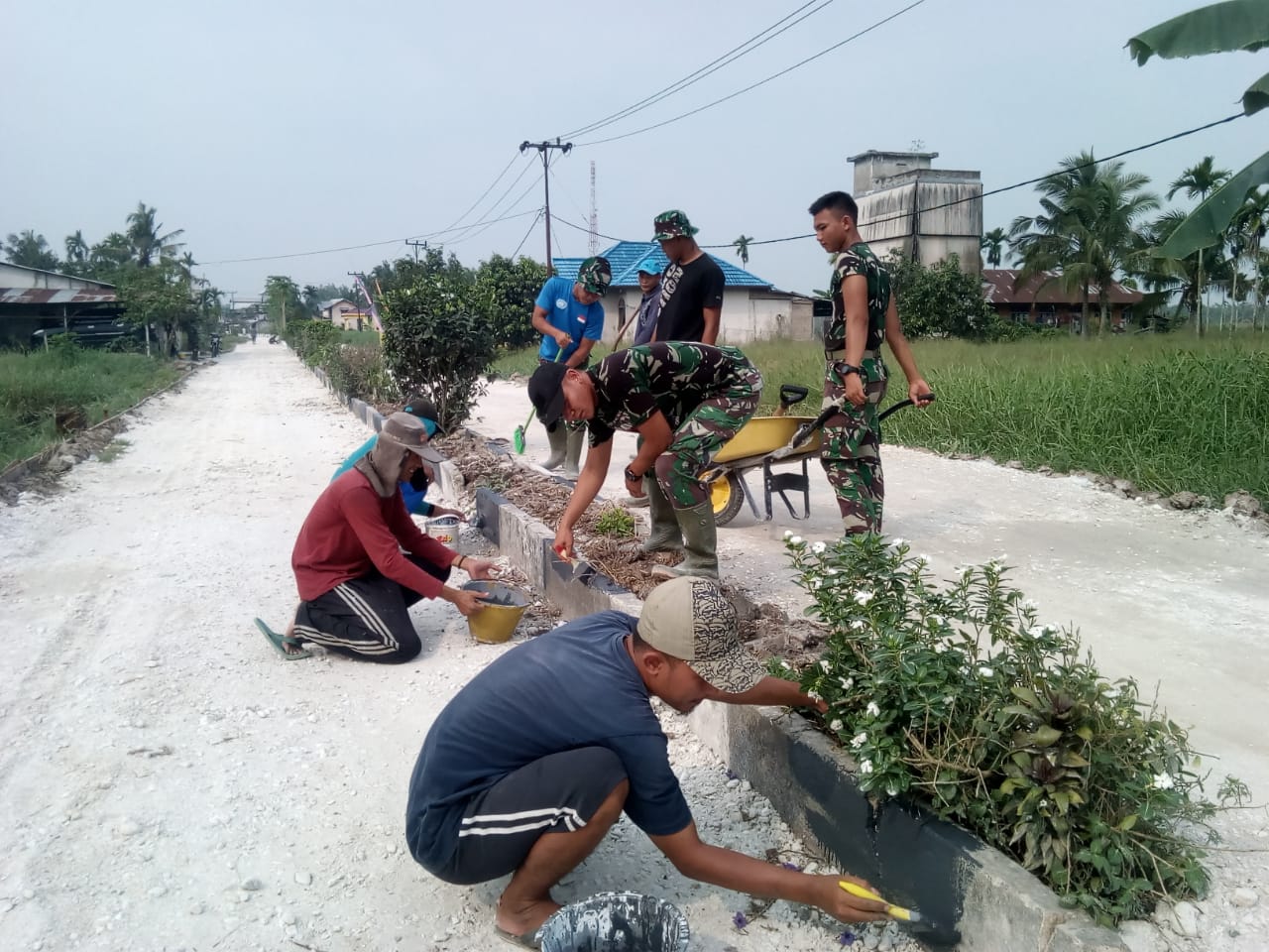 Untuk memper indah Sasaran Fisik TMMD Ke 106 satgas bersama warga mengecat dan memasang Batako