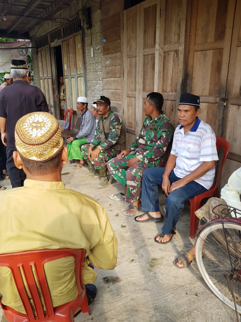 wujud solidaritas dan jiwa sosial kepada sesama Danramil 07 /Reteh dan Satgas TMMD berkunjung kerumah warga yang berduka