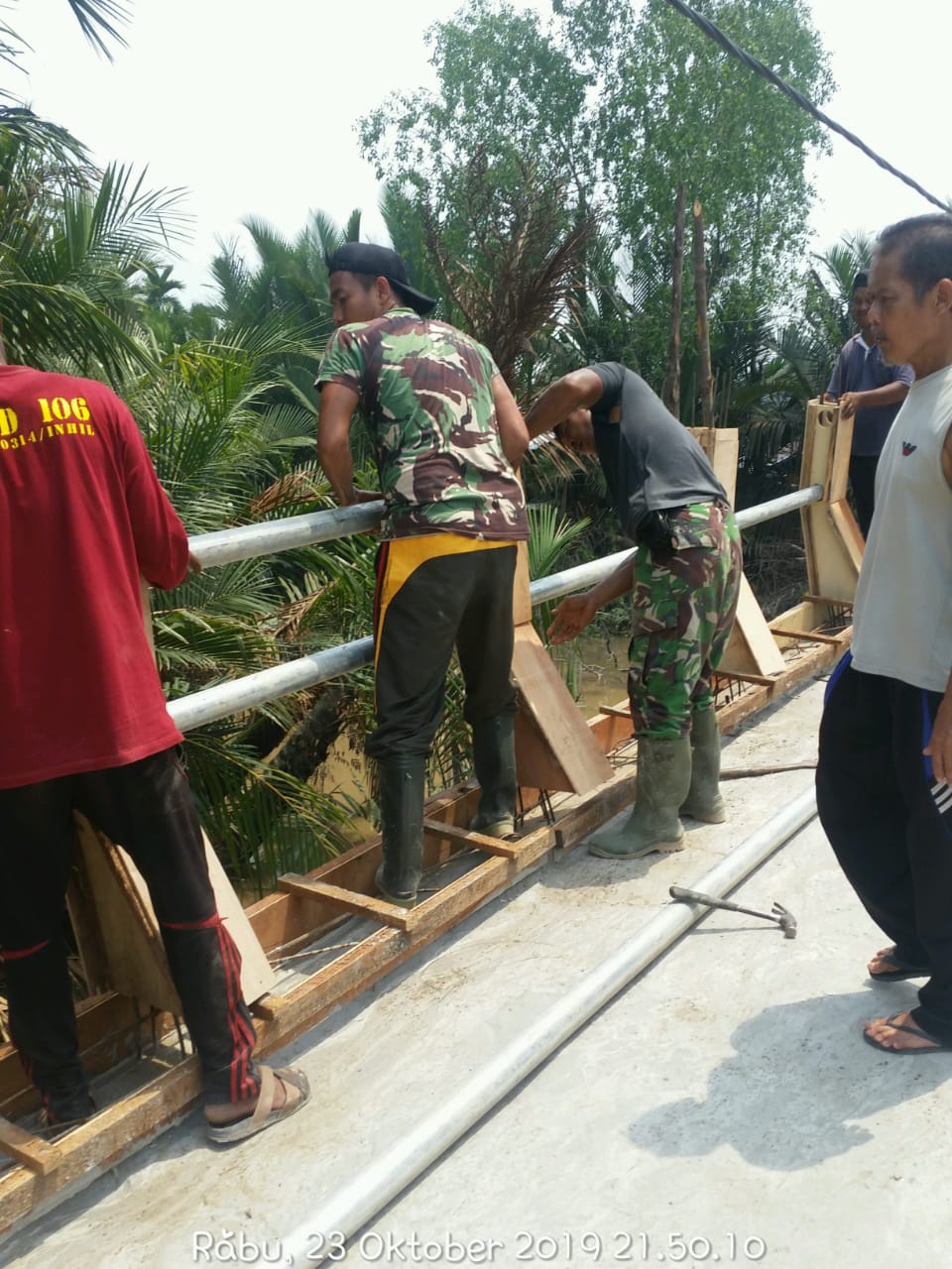 Lantai jembatatan beton yang ada Desa Sebrang Sanglar sudah selesai di kerjakan Oleh satgas TMMD ke 106