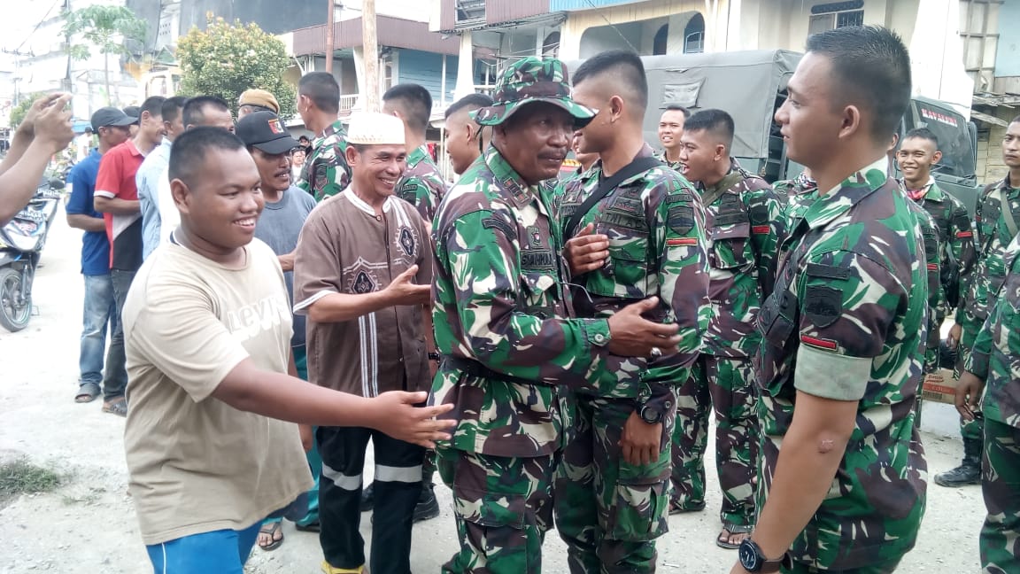 Suasana perpisahan TMMD ke-106 di Desa Sanglar dan Seberang Sanglar