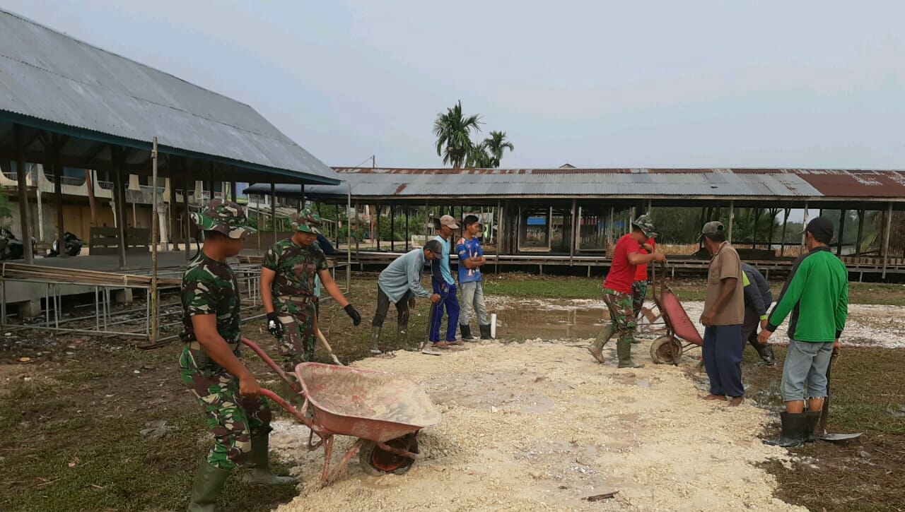 Satgas TMMD ke-106 Lakukan Penimbunan Lapangan Upacara