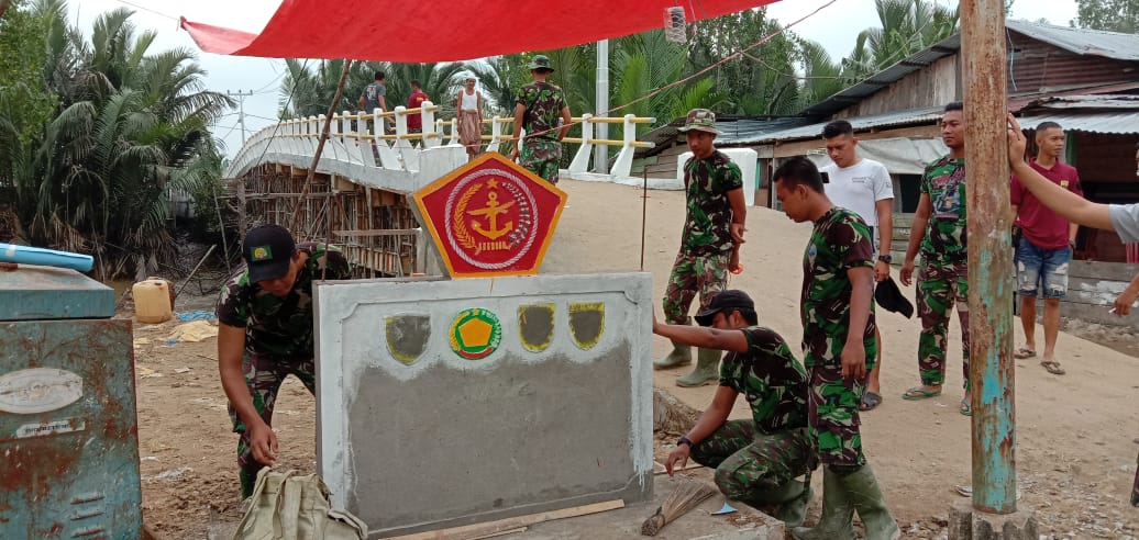 Satgas Membuat Tugu Tentara Manunggal Membangun Desa (TMMD) ke-106 Ta 2019