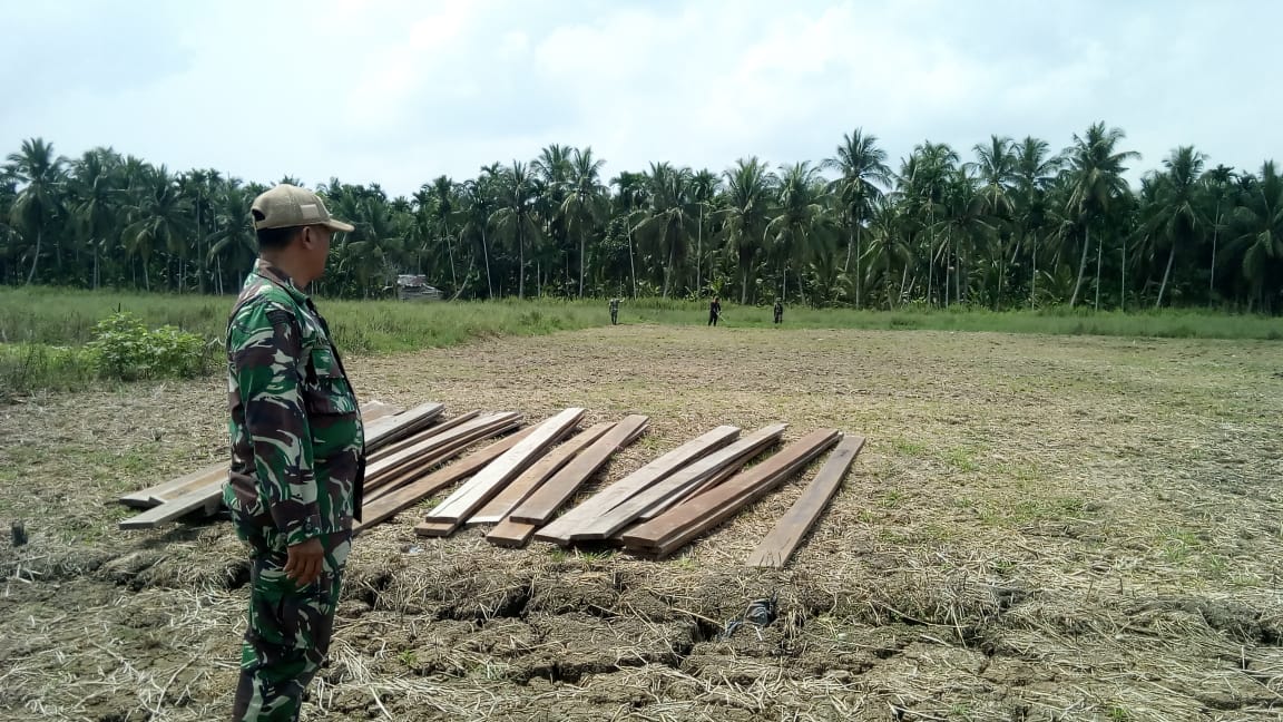 Mempersiapkan Tempat upacara untuk penutupan TMMD ke 106