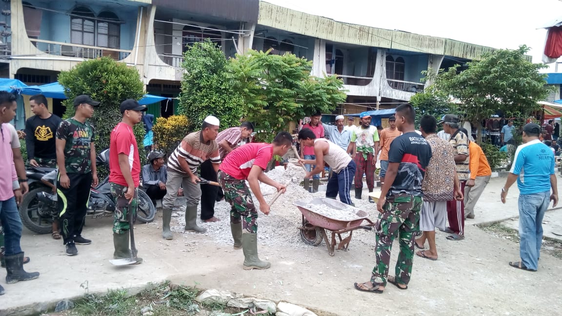 Satgas Tentara Manunggal Membangun Desa (TMMD) ke-106 maksanakan Over prestasi penimbunan sirtu di lapangan upacara