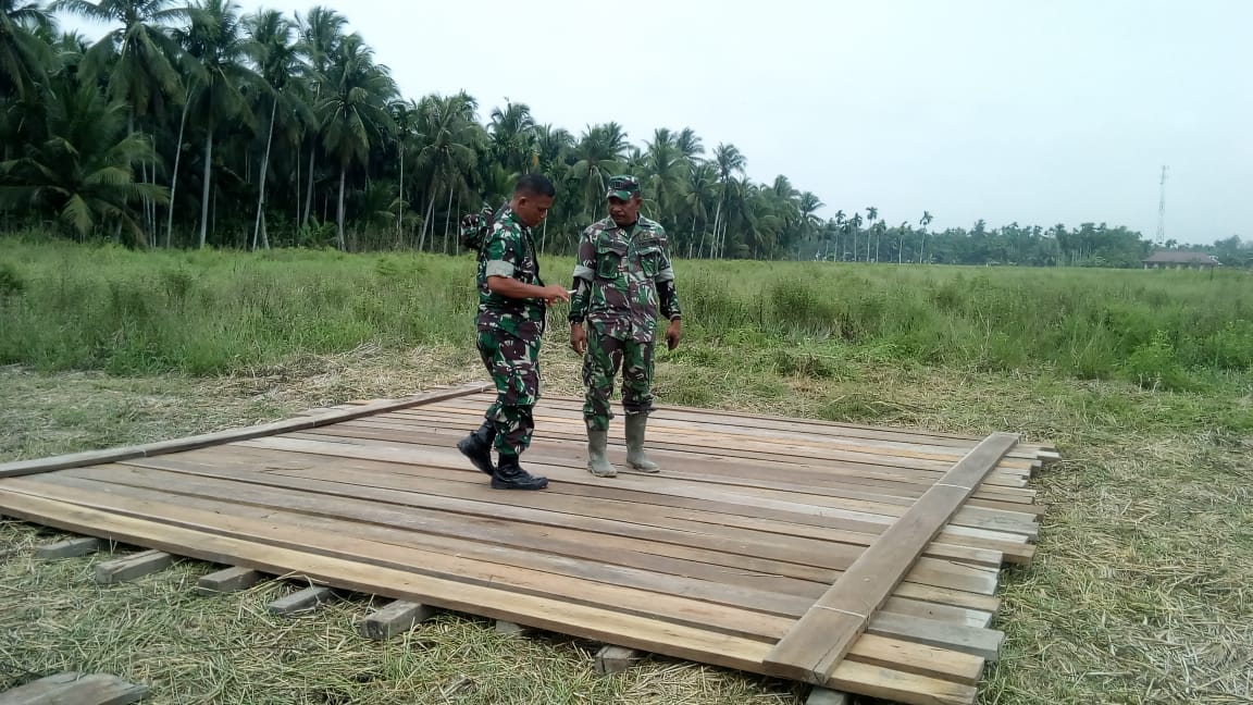 Setelah melaksanakan pembabatan rumput di lapangan persawahan yang disiapkan sebagai landasan pesawat