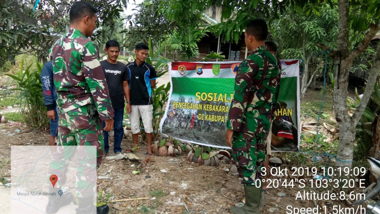 Personil Koramil 12/Batang Tuaka melaksanakan patroli dan sosialisasi di Desa Kuala Seibatu