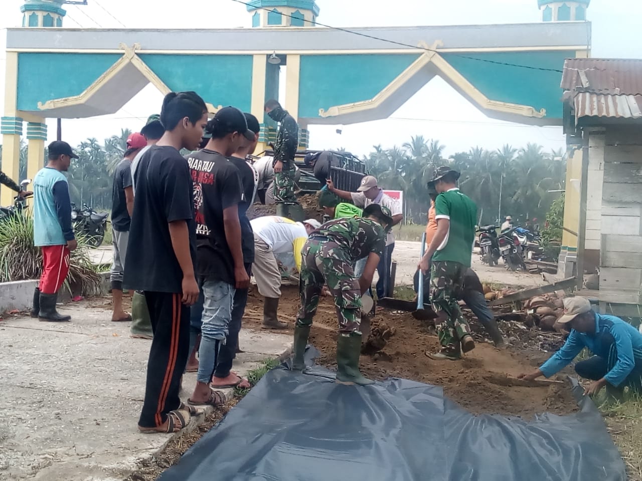 Sasaran Penimbunan Jalan sertu di Desa Sanglar Terus Digesa Untuk percepatan Persentase Pekerjaan TMMD ke-106