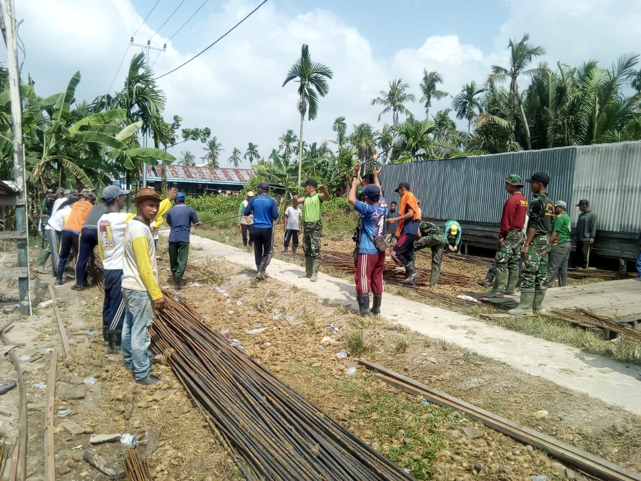 Setelah selesai melaksanakan cor tapak pondasi dasar, Satuan tugas (Satgas) Tentara Manunggal Membangun Desa (TMMD)