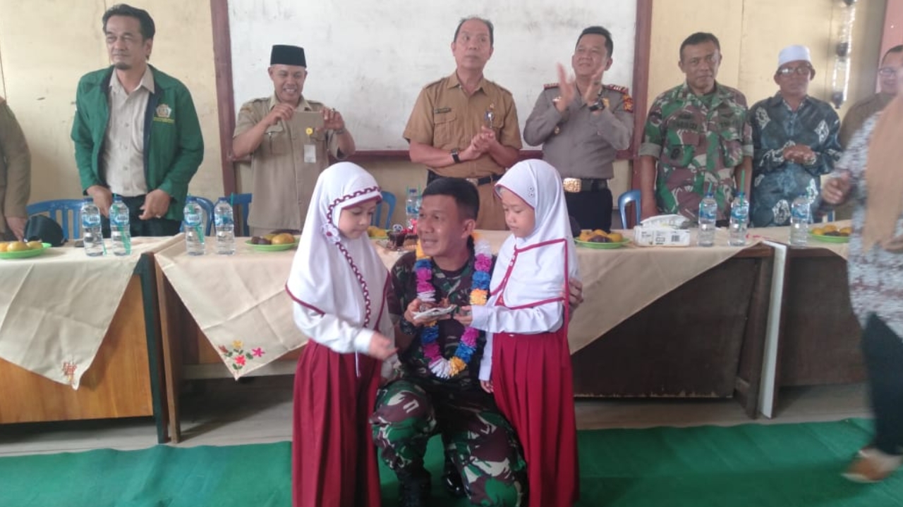 Dalam Rangka HUT TNI ke 74 Dandim 0314/Inhil Beserta Rombongan Mengunjungi SDN 010 Tembilahan Hulu