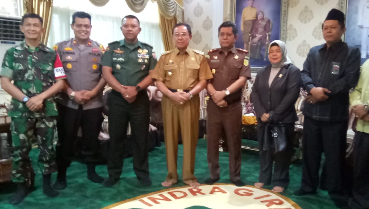 Tim Pengawas dan Evaluasi (Wasev)TMMD dari Mabes TNI Kolonel INF Yudianto Putra Jaya SE MM beserta Letkol Kav Joni mengadakan silaturahmi ke kediaman Bupati