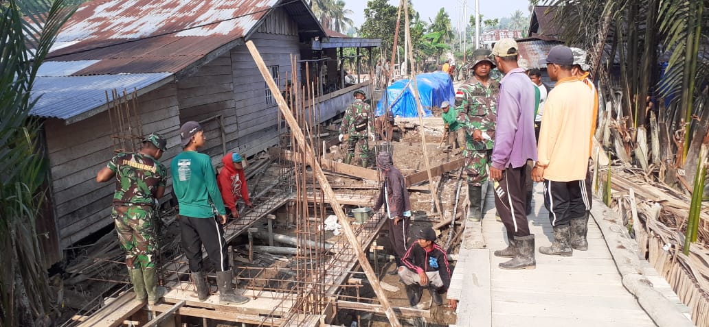 Semangat dan Kekampakan warga serta satgas TMMD ke 106 Pasang Mal Tiang dan Lantei Balok Air