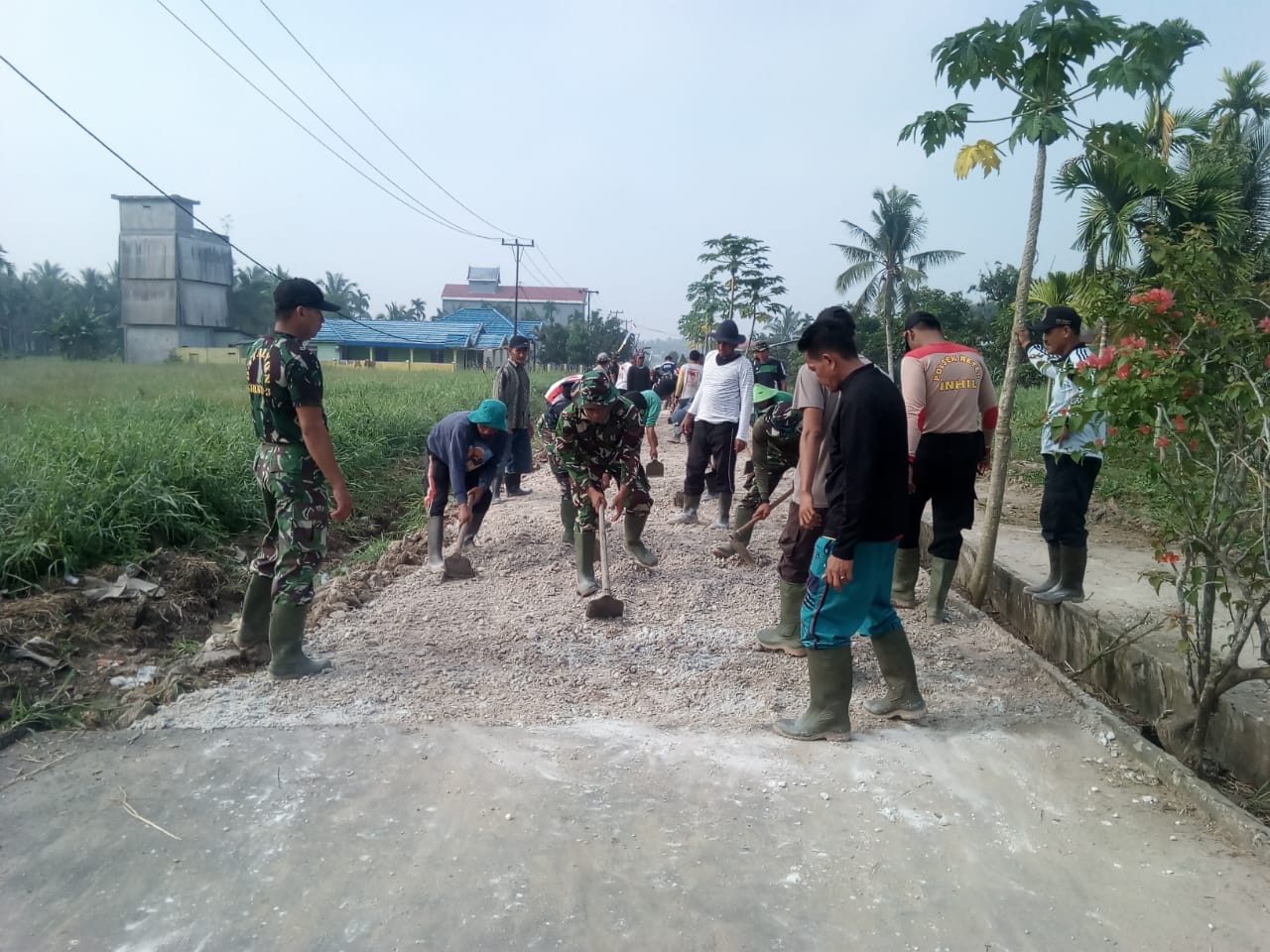 TMMD ke 106 Kodim 0314/Inhil bersama dengan warga Desa Seberang Sanglar, Keras dalam bekerja dan akrab saat beristirahat