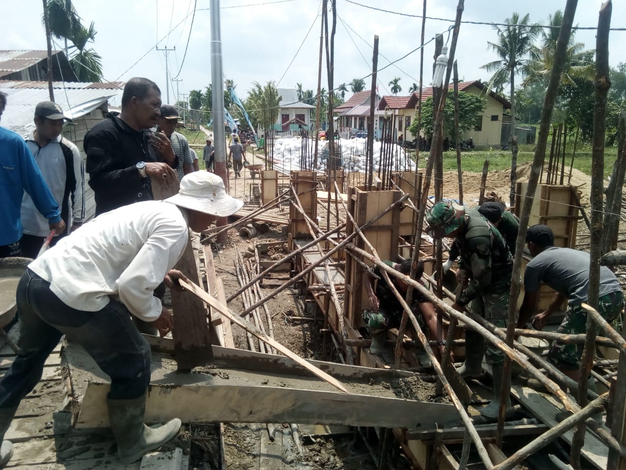 Memasuki hari kedelapan, Satgas Tentara Manunggal Membangun Desa (TMMD)