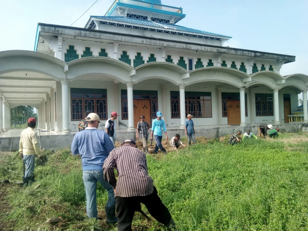 Satgas Tentara Manunggal Membangun Desa (TMMD) ke-106 Kodim 0314/Inhil juga aktif membaur dengan masyarakat.