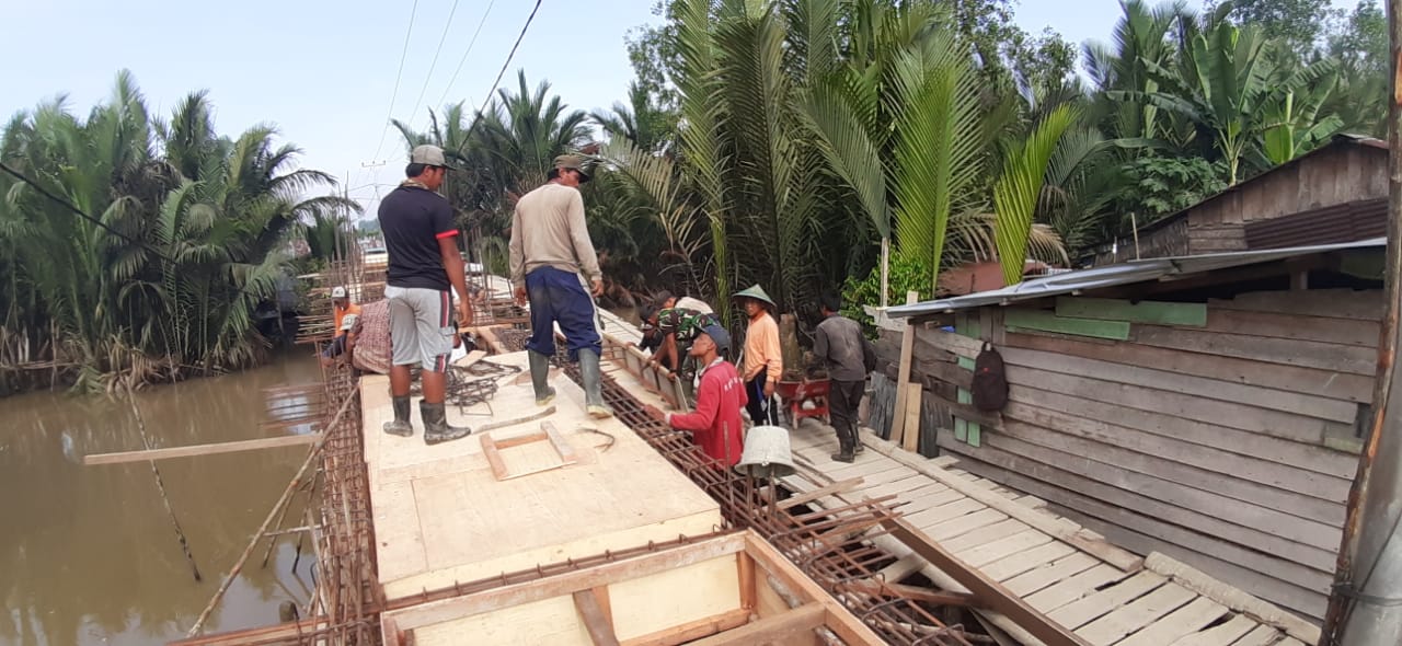 Pembangunan Jembatan Beton Desa Seberang Sanglar TMMD ke 106 Kodim 0314/Inhil Sudah Memasuki Tahap ini