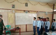 TMMD ke 106 Kodim 0314/Inhil mengajarkan wawasan kebangsaan kepada siswa-siswi di SMP Satu Atap di Desa Seberang Sanglar