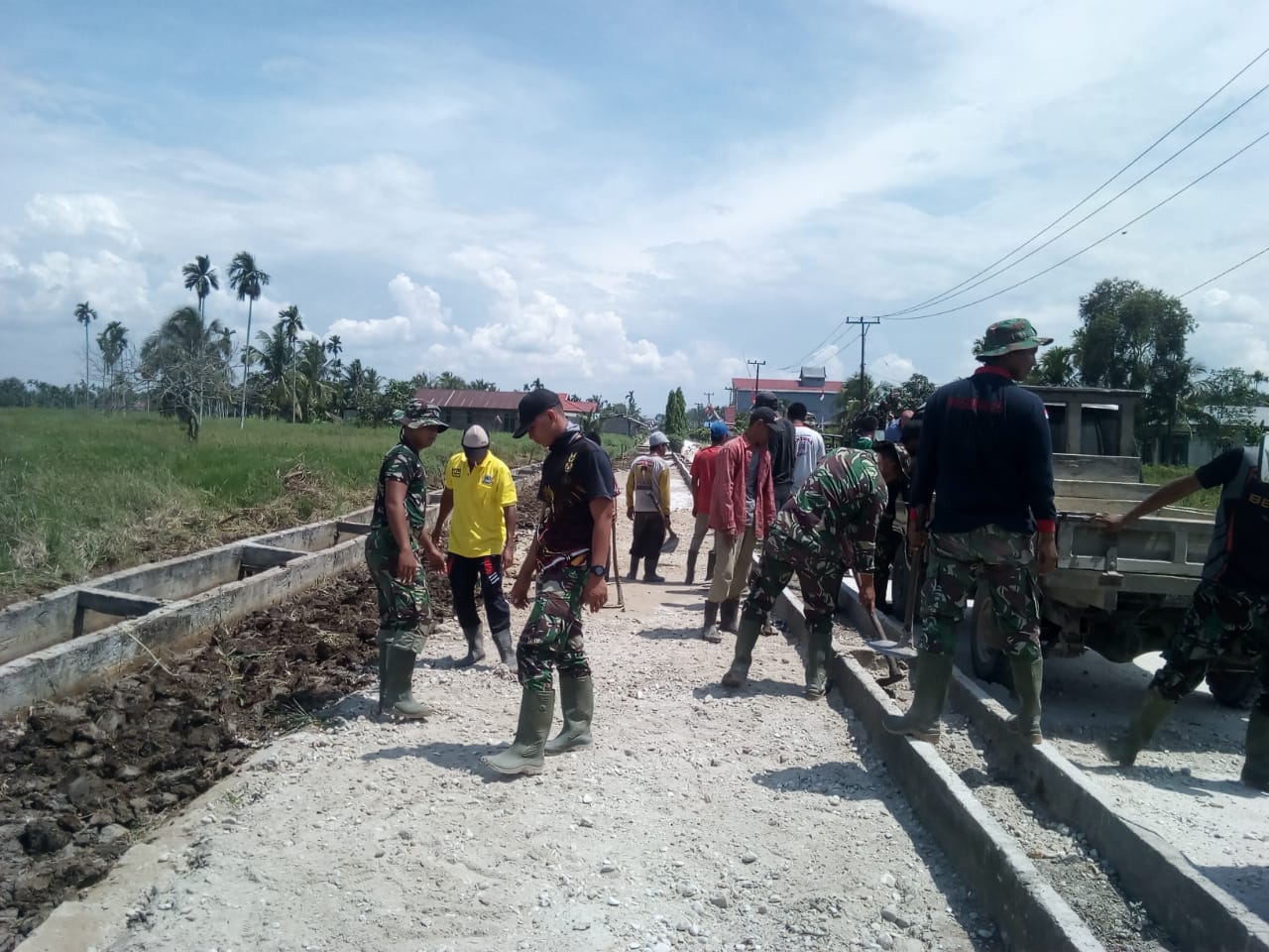 Program TNI Manunggal Membangun Desa (TMMD)-106 yang diselenggarakan Kodim 0314/Inhil, di Desa Seberang